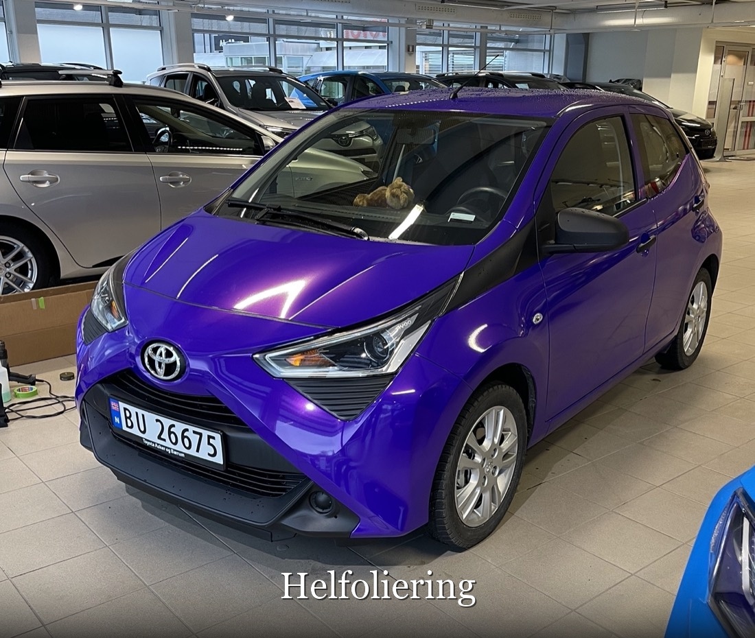 Helfoliering – fargeendring til lilla på Toyota Aygo