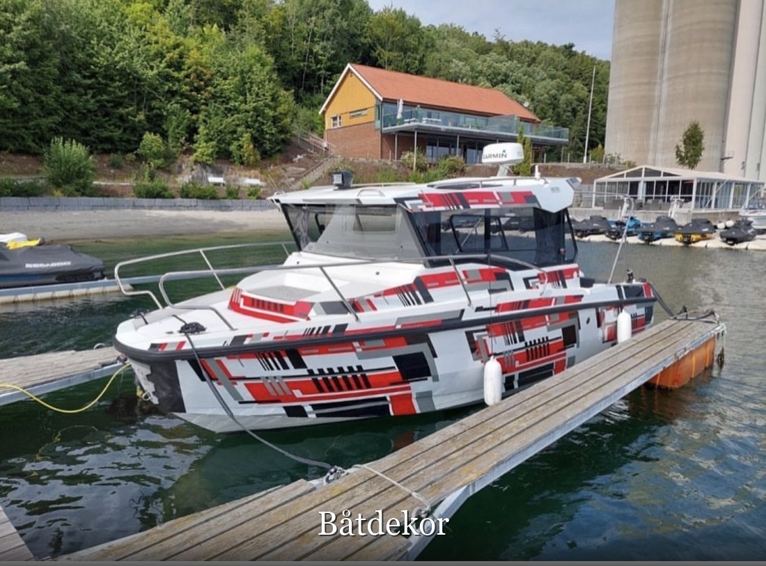 Båtdekor på fritidsbåt