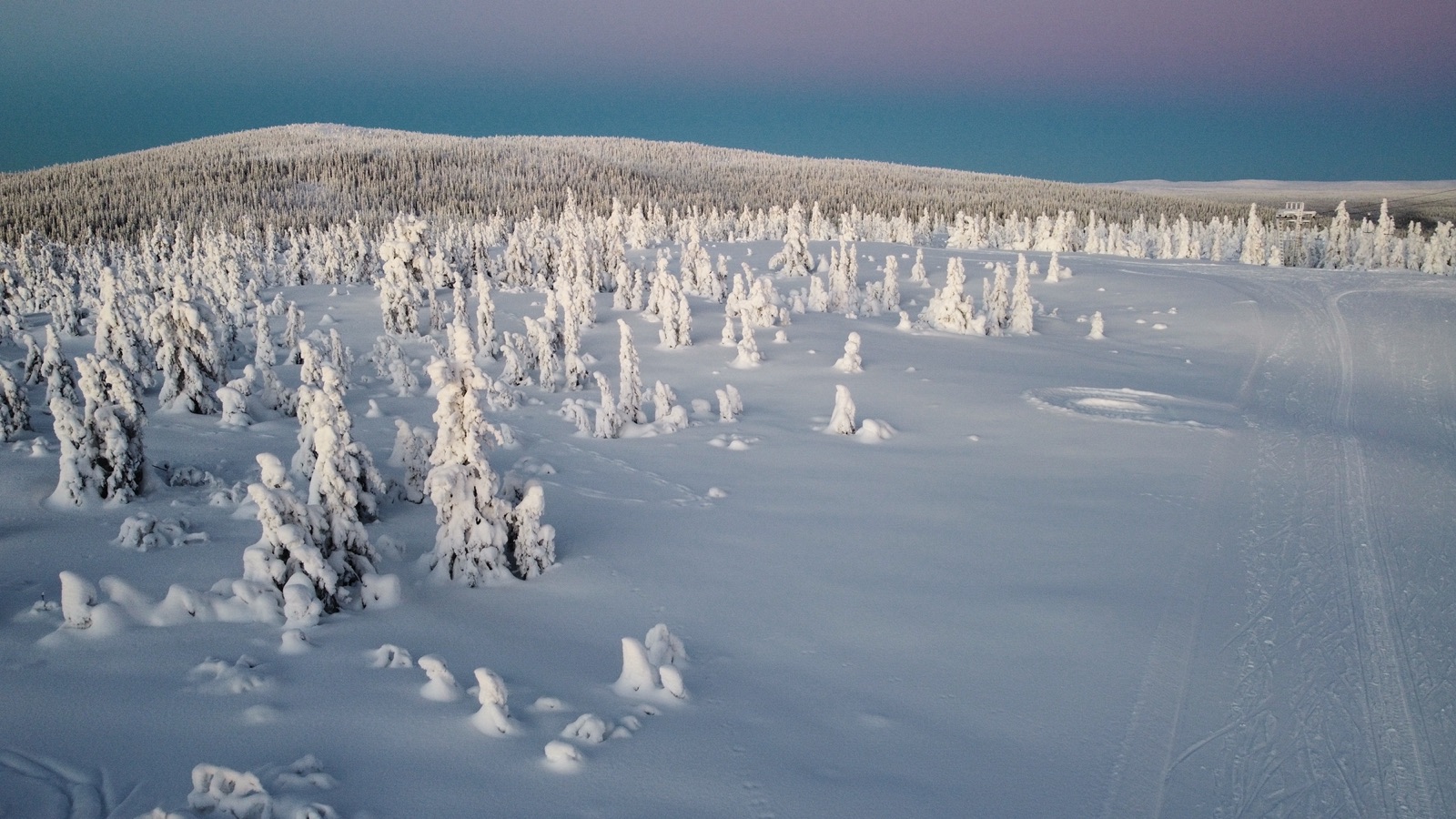 Morgenlys over snø – dronefoto